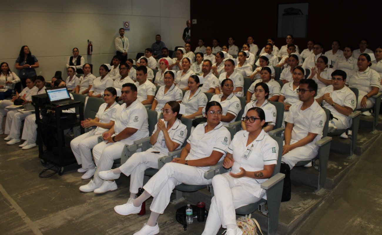 Participan estudiantes de enfermería en selección de plazas de servicio social profesional