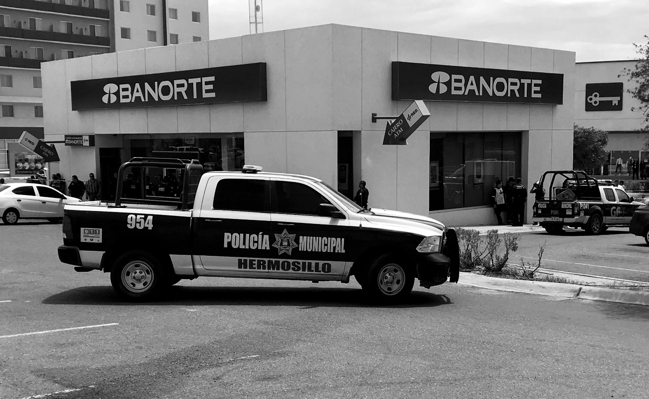 Asaltante tomó rehenes en intento de robo bancario en Hermosillo