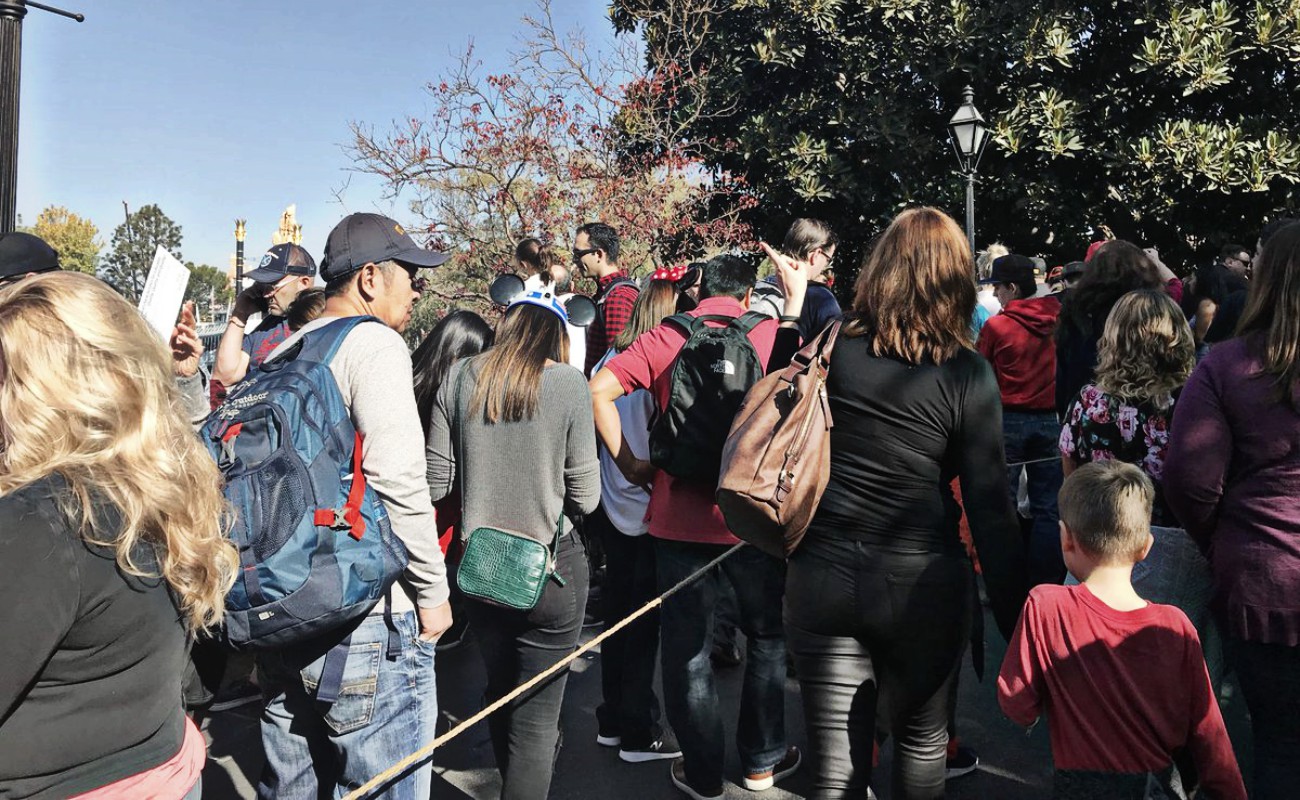 Disneyland sufre apagón y visitantes se quedan "varados"