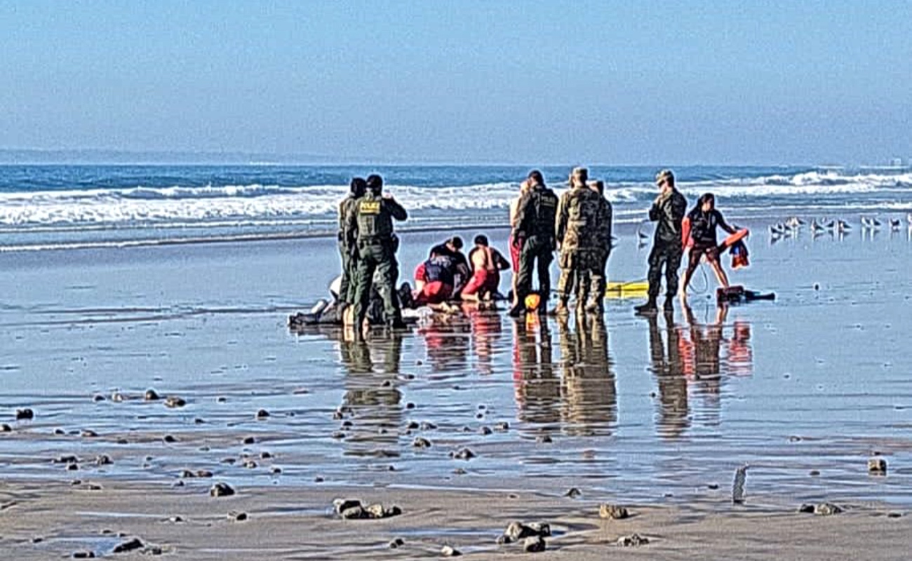 Rescatan a nueve migrantes de ahogarse en Playas de Tijuana