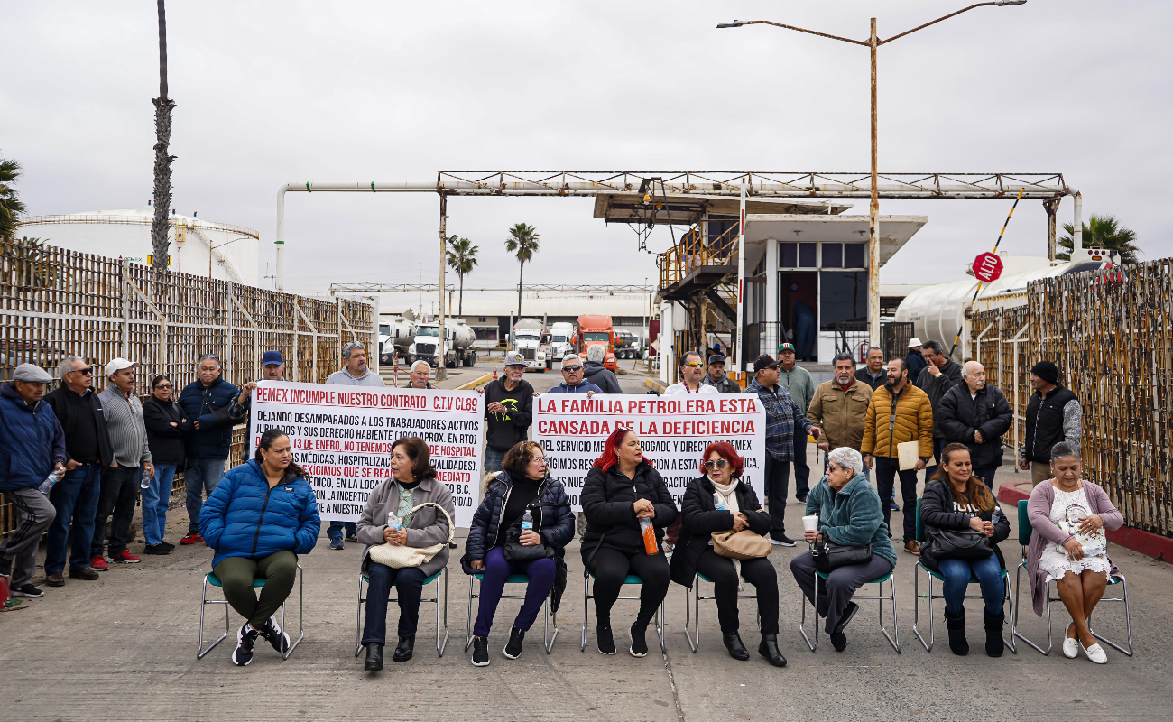 Jubilados cierran la puerta de salida de Pemex; exigen mejores servicios médicos