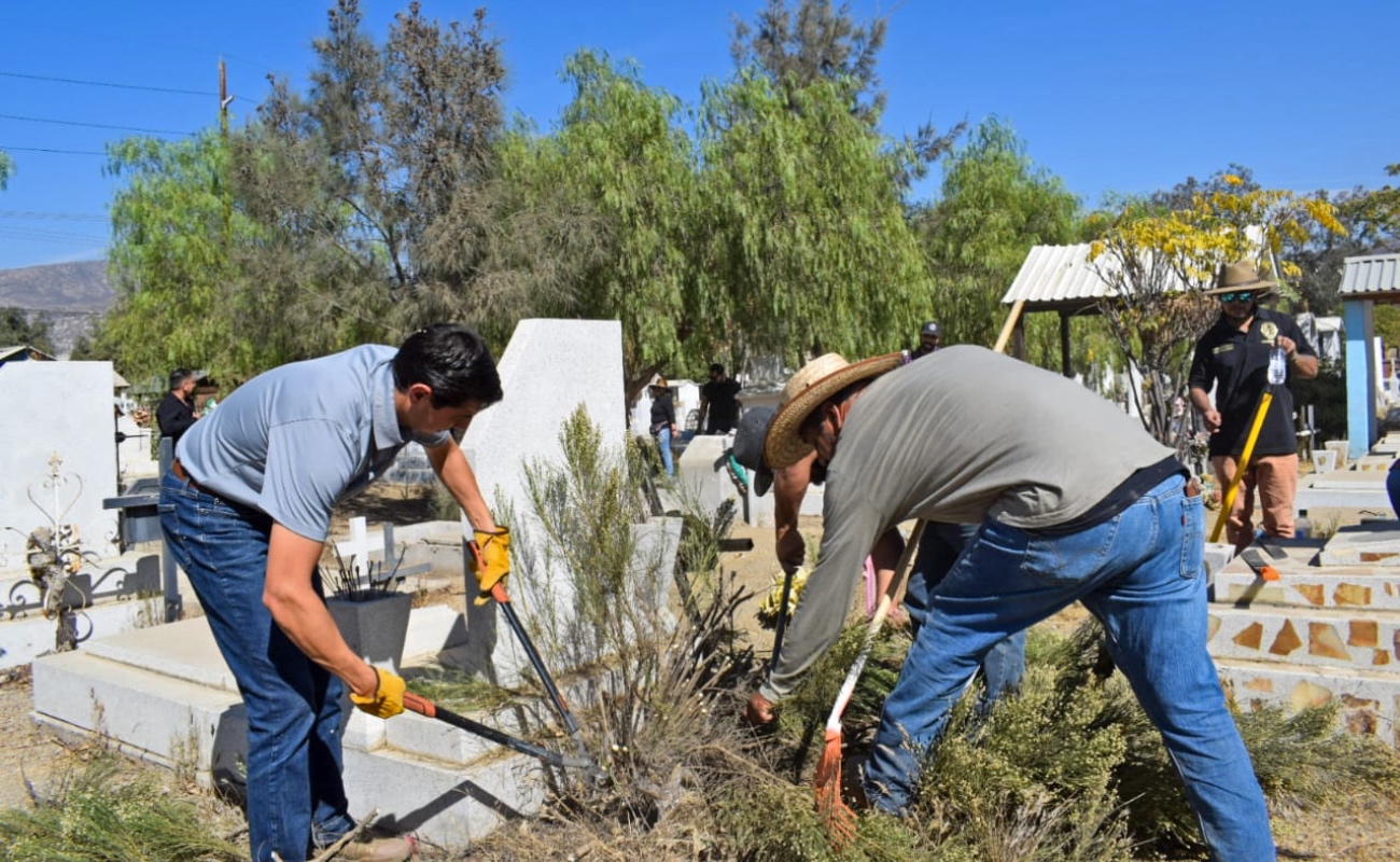 Acerca Román Cota  servicios municipales a la comunidad de Santa Anita