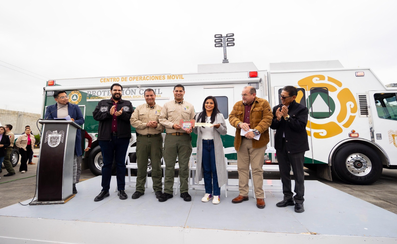 Entrega alcaldesa Montserrat Caballero Centro de Operaciones Móviles a Protección Civil