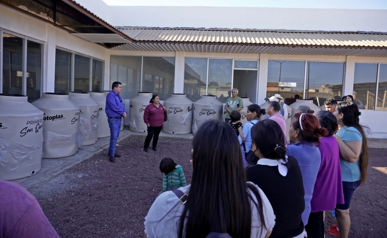 Entregan tinacos para almacenamiento de agua a familias en contexto de vulnerabilidad en San Quintín