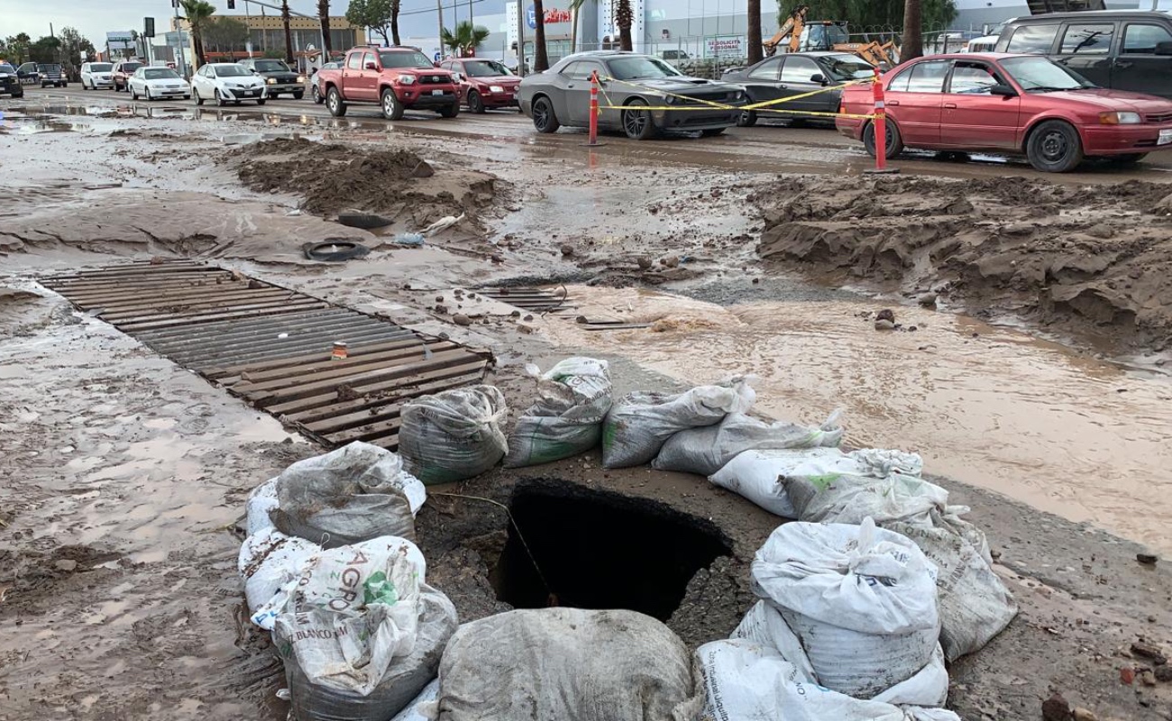 Lluvia causa socavón en el bulevar Benito Juárez en Rosarito