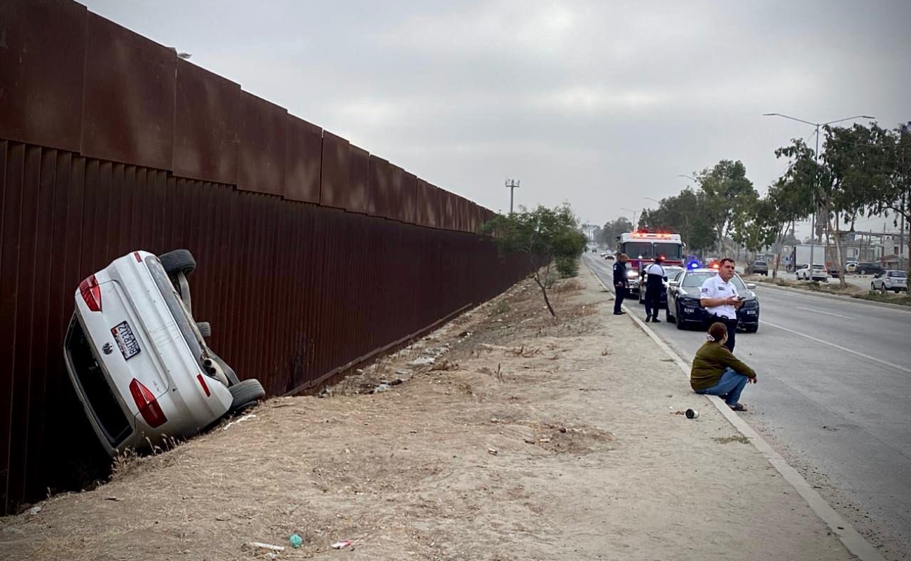 Conductora termina volcada en el muro fronterizo sobre bulevar Aeropuerto