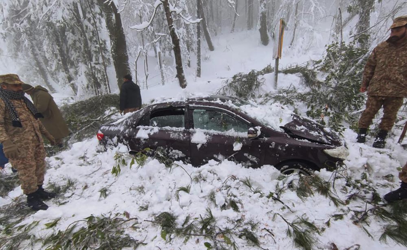 Mueren 22 personas atrapadas en sus vehículos durante nevada en Pakistán