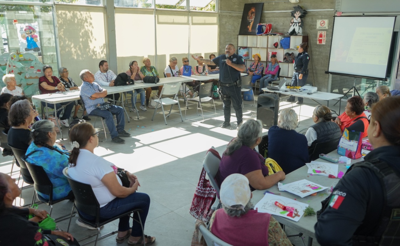 Fortalece SSPCM acciones preventivas con plática “Cómo echar a perder un hijo” en Camino Verde