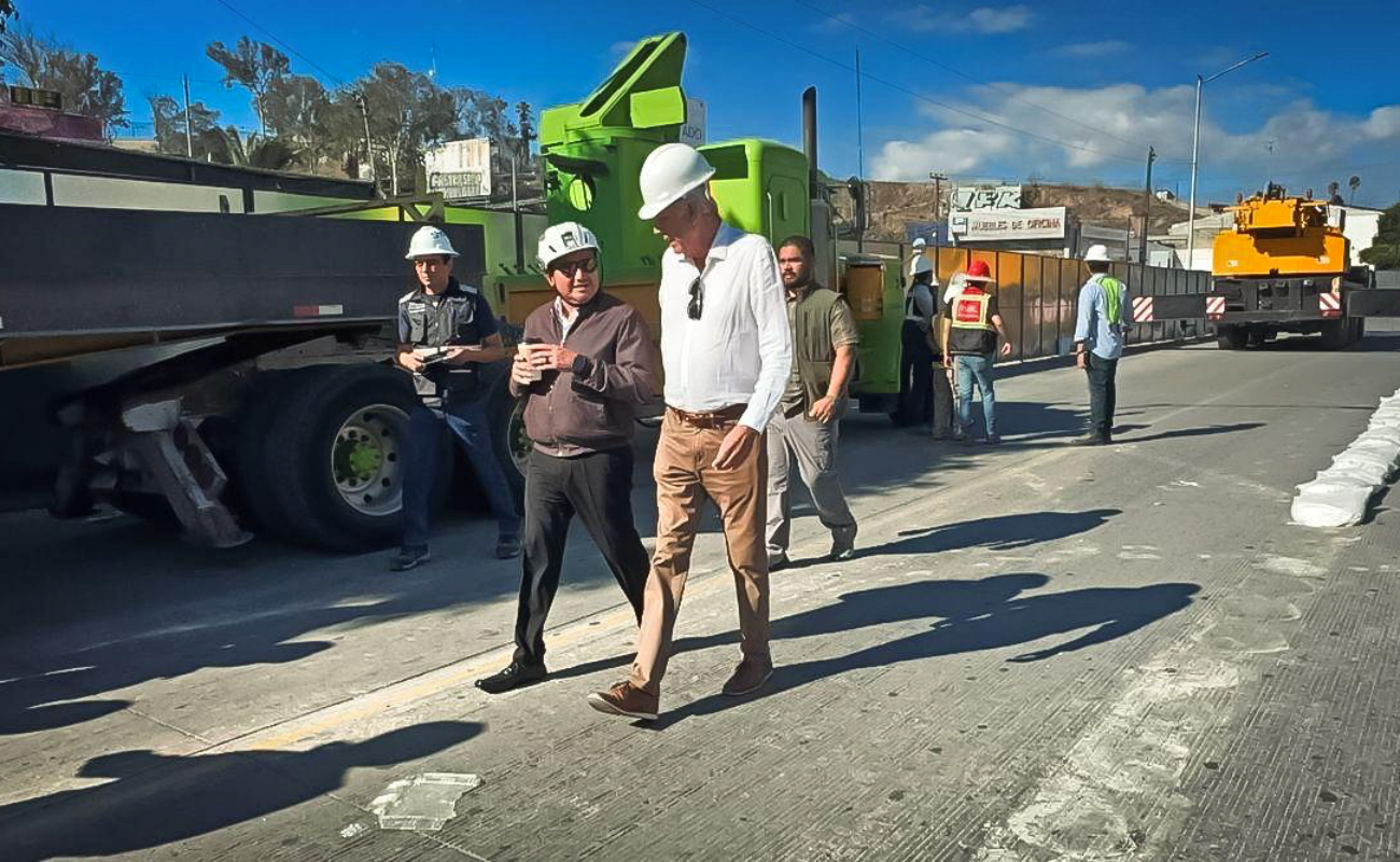 Supervisan trabajos de limpieza y reparación del socavón de la calle Diez