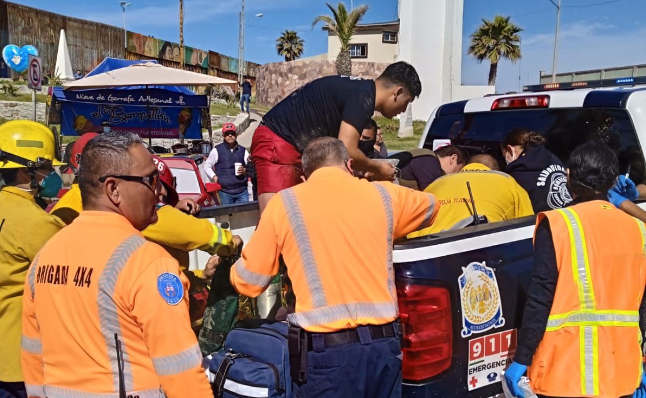 Rescatan a joven de morir ahogado en Playas de Tijuana
