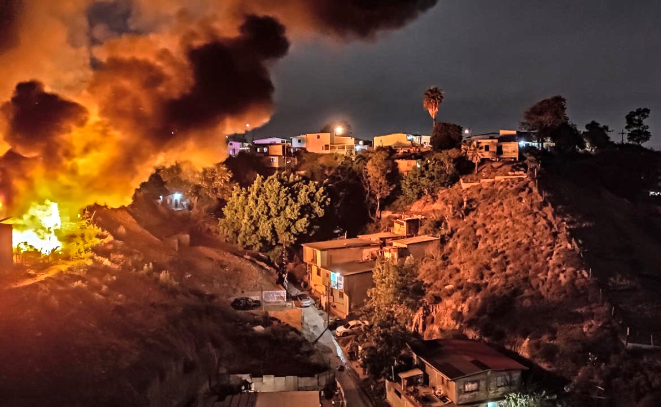 Incendio consume dos viviendas en el Cañón Las Palmeras