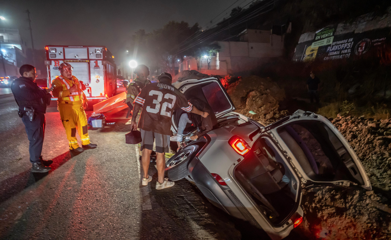 Conductora cae en excavación en el bulevar Fundadores