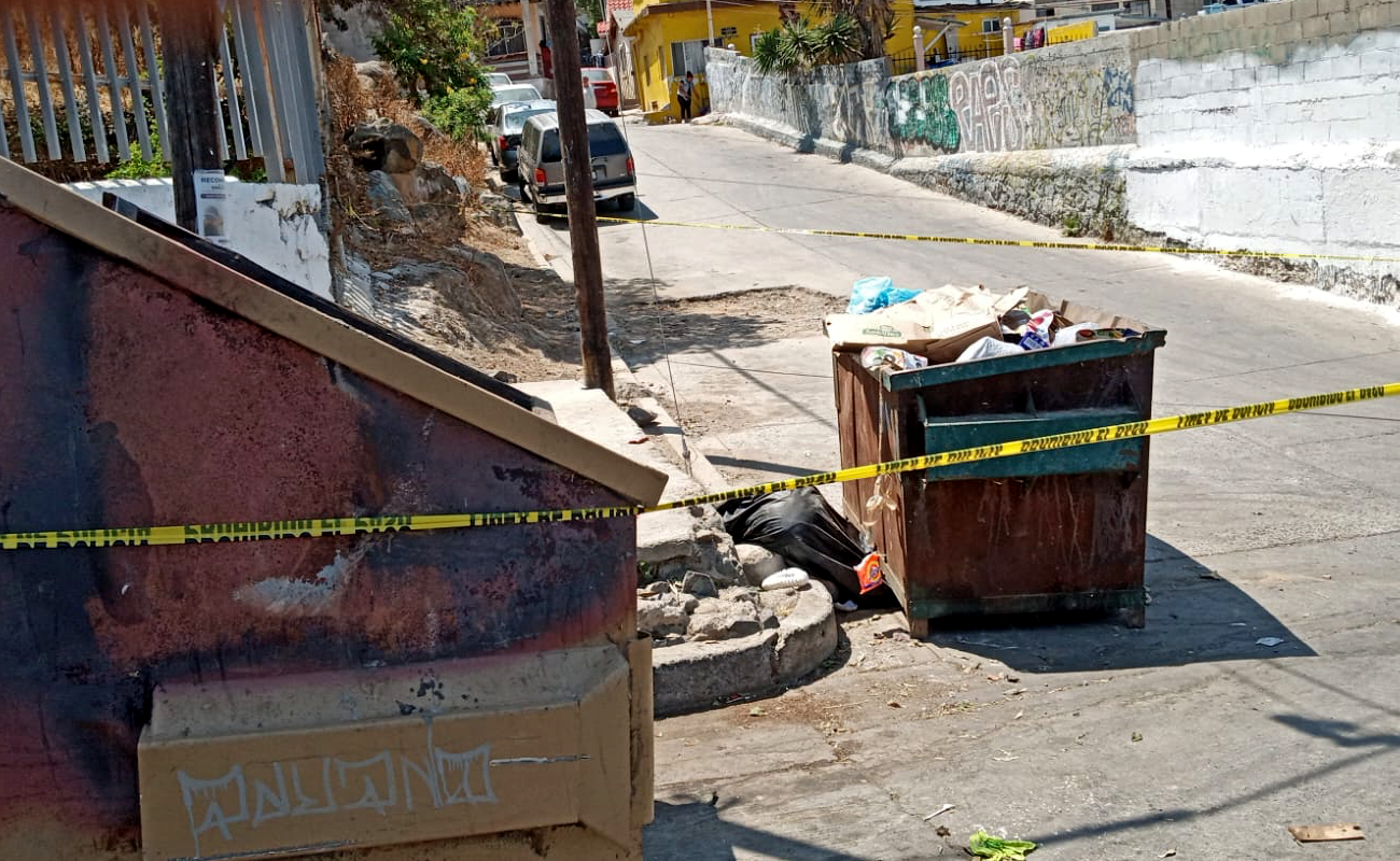 Hallan cadáver en contenedor de basura y restos humanos en Ensenada