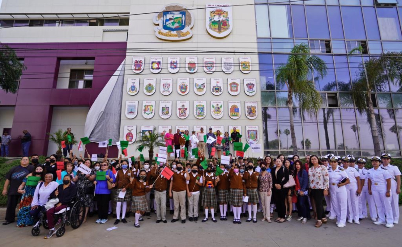 Develan escudos de las 32 entidades del país en la Casa Municipal