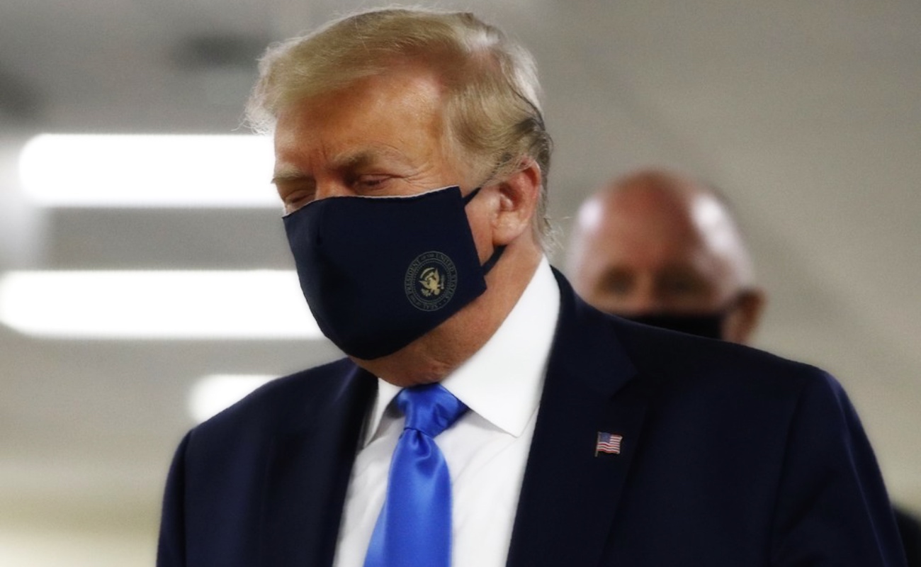 Trump usa cubreboca por primera vez en púbico
