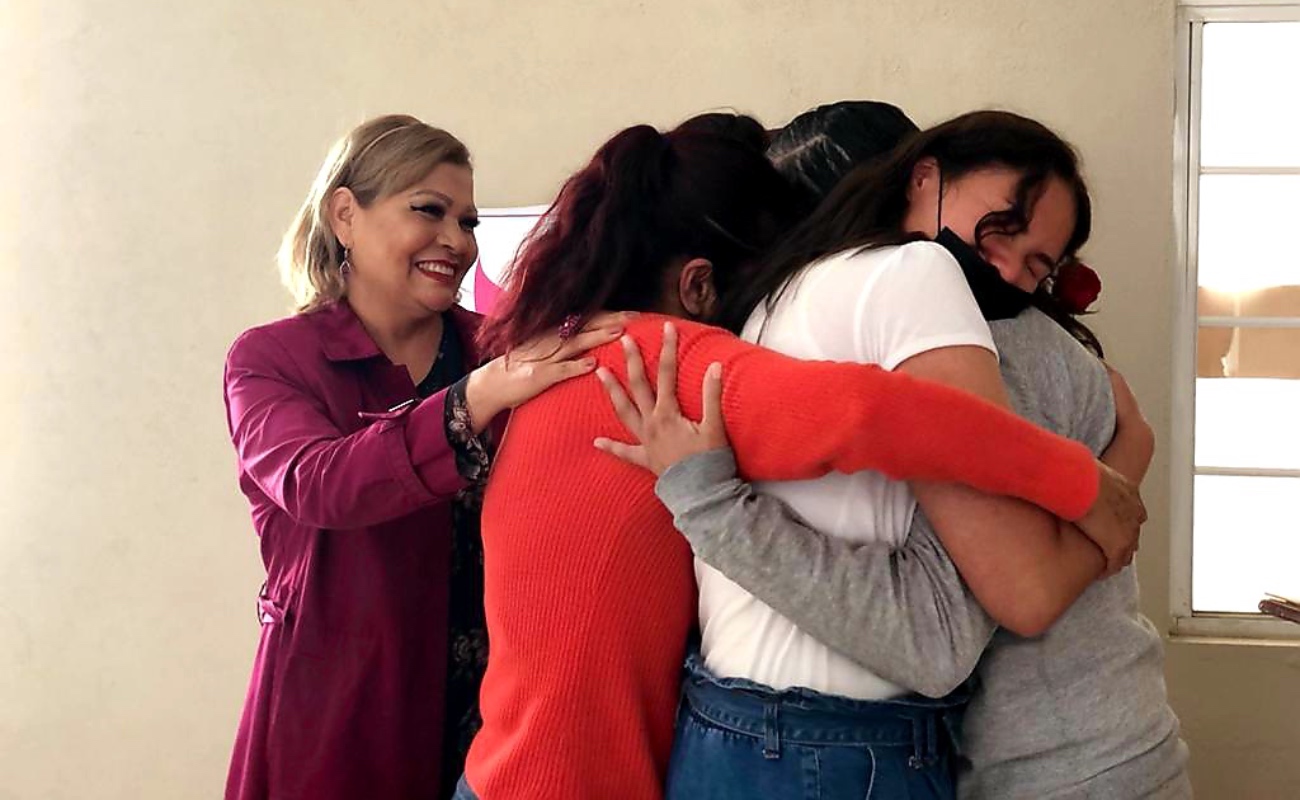 Abrazan madres a sus hijos, tras 12 años de separación