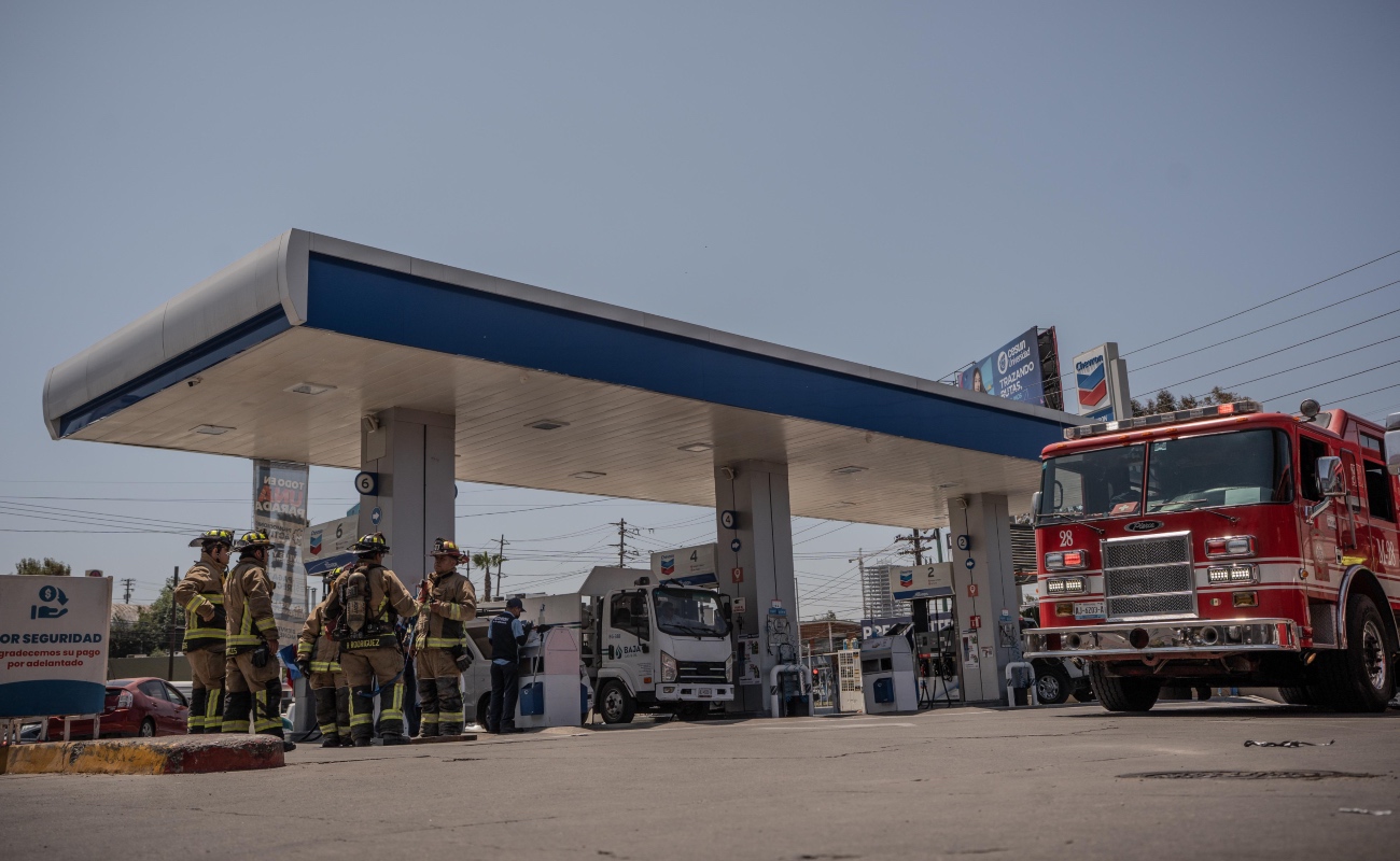 Bomberos atienden fuerte olor a gas en plaza comercial