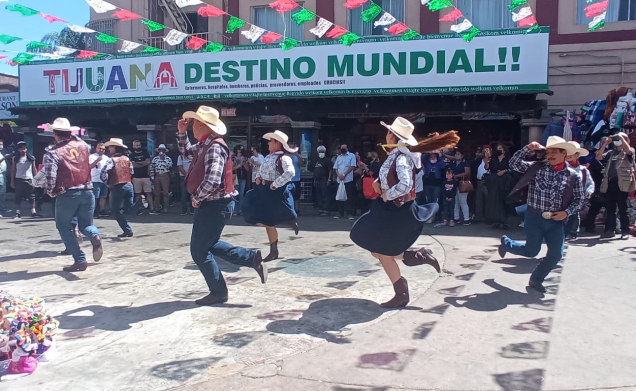 Enamora a turistas espectáculo de danza en Tijuana