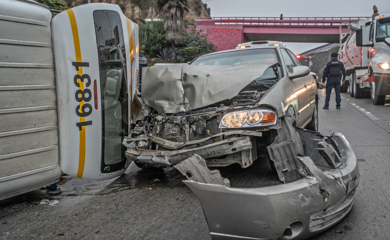 Taxi choca y vuelca con seis pasajeros sobre la Prolongación Calle Segunda