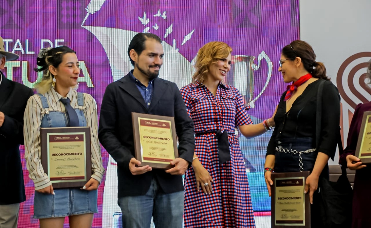 Entrega Marina del Pilar premios estatales de Literatura 2022