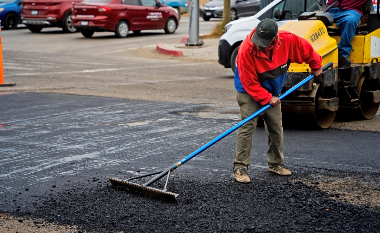Continúan jornadas de bacheo en varios puntos de Ensenada