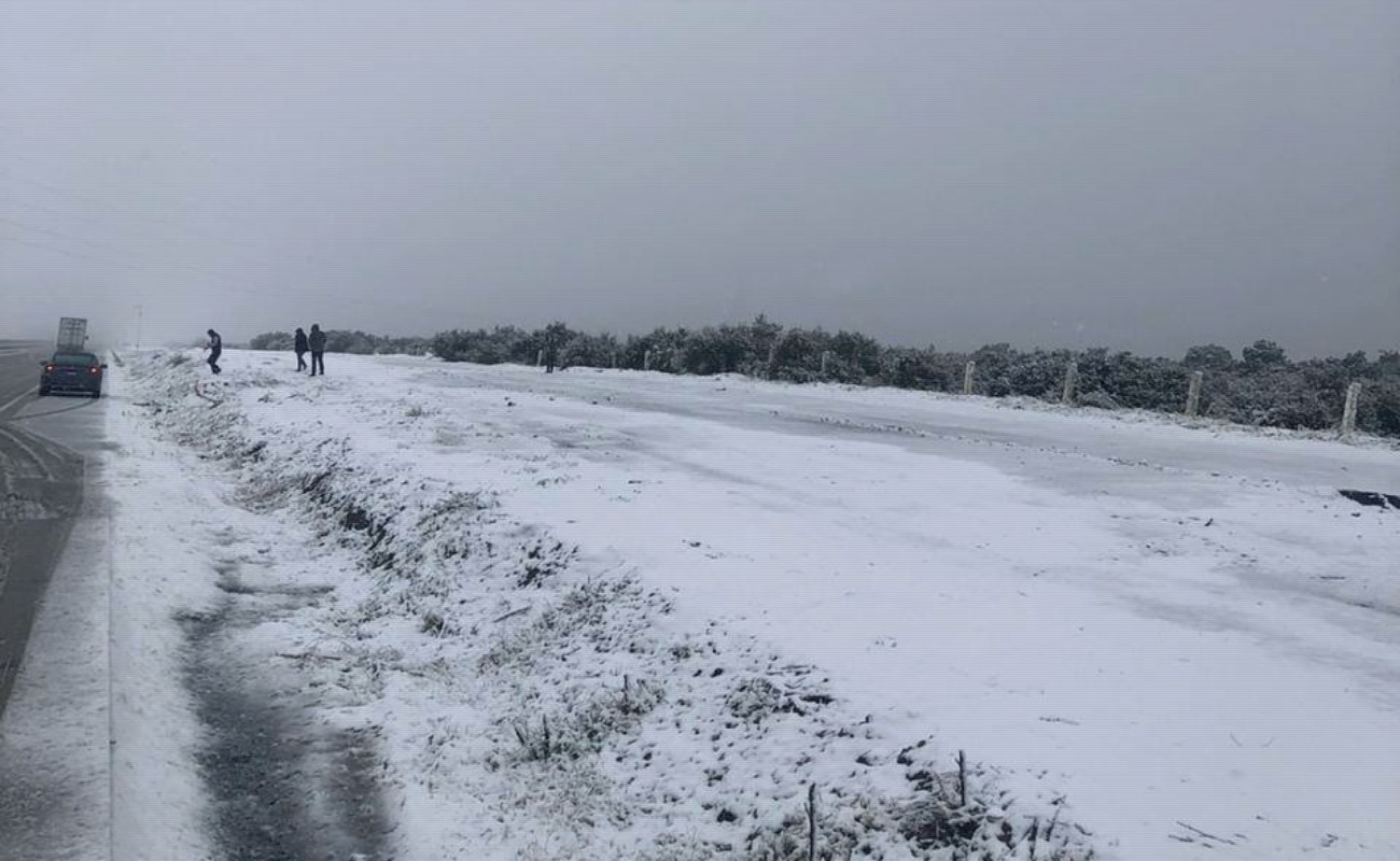 Nieva en El Hongo y sierras de BC; no hay suspensión de clases