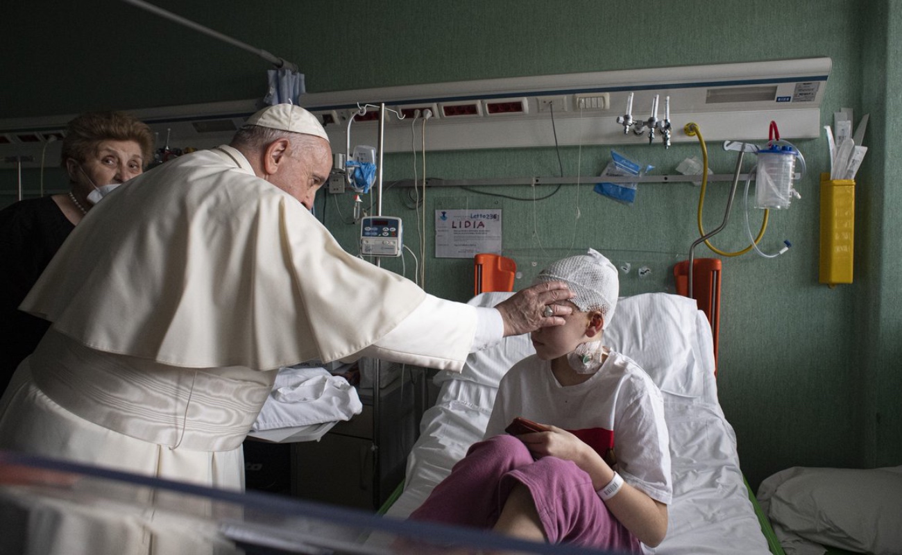 Visita Papa Francisco a niños ucranianos en hospital del Vaticano