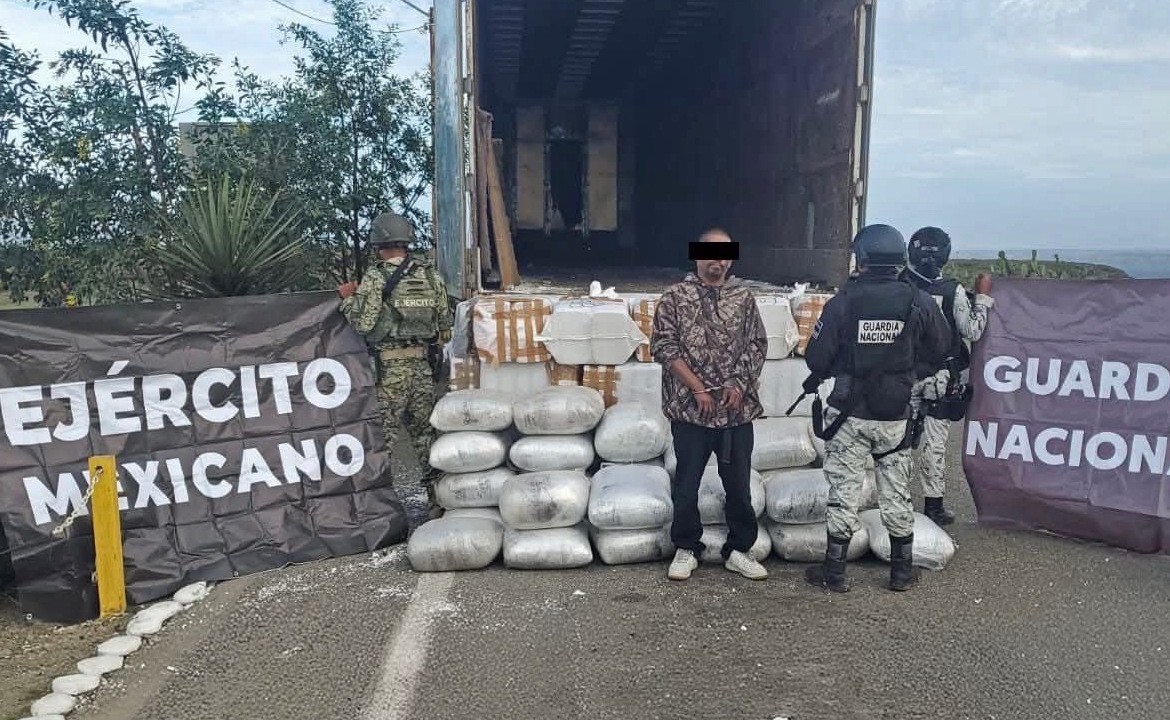 Aprisionan a chofer de tráiler cargado con tonelada y media de metanfetamina