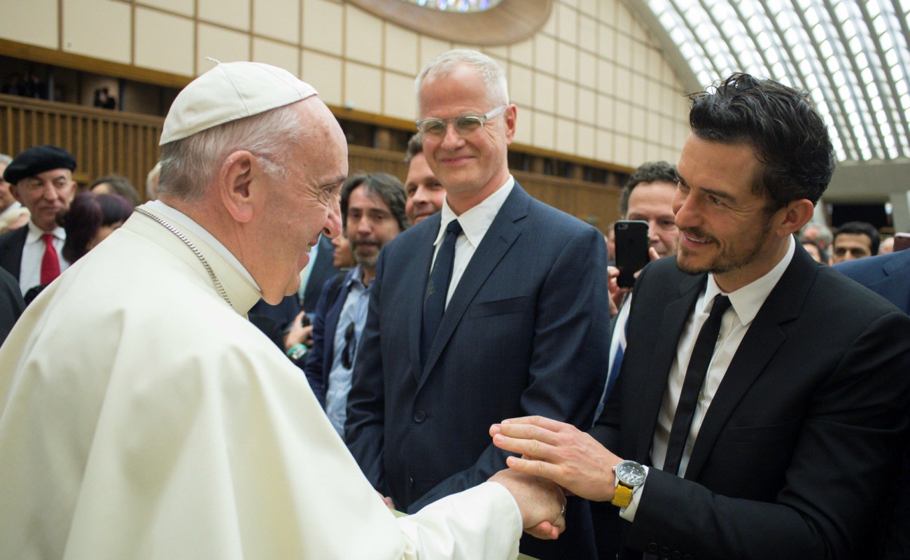 Katy Perry, Orlando Bloom y Peter Gabril saludan al Papa en el Vaticano
