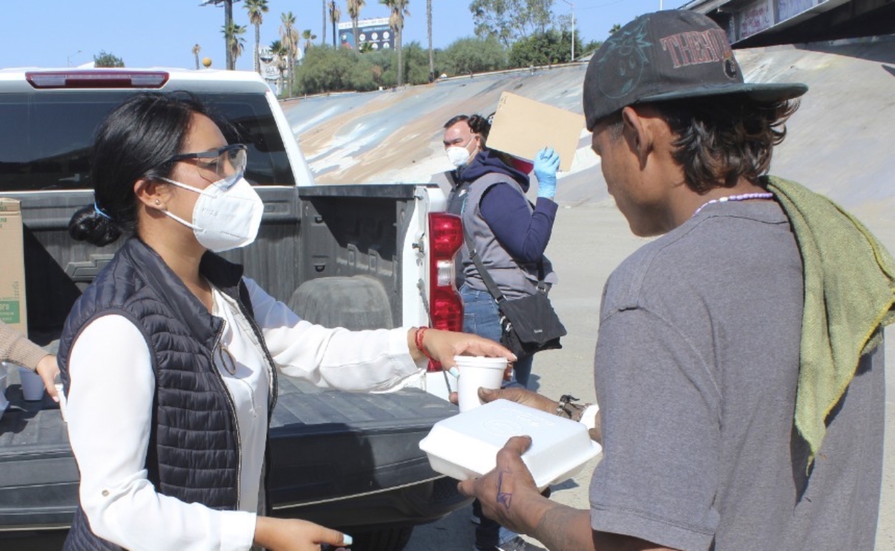 Asisten con alimentos y servicios de salud a personas en condición de calle en el Río Tijuana