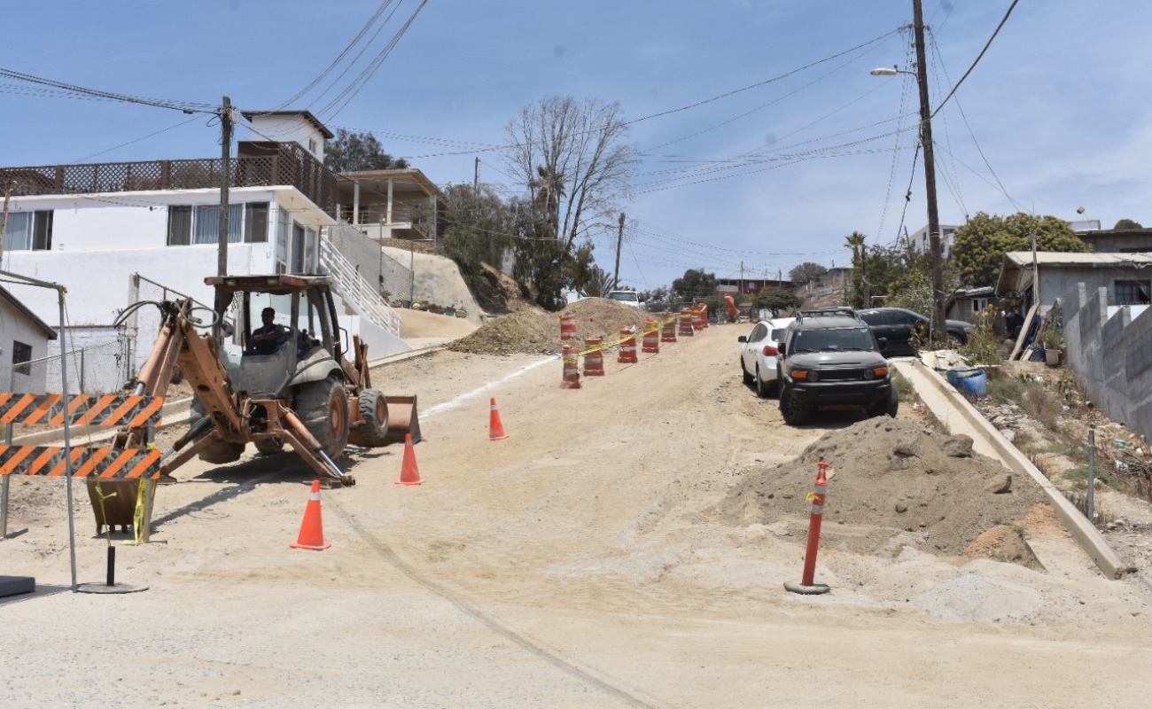 Construye Gobierno de Ensenada red de agua potable en avenida J en El Sauzal