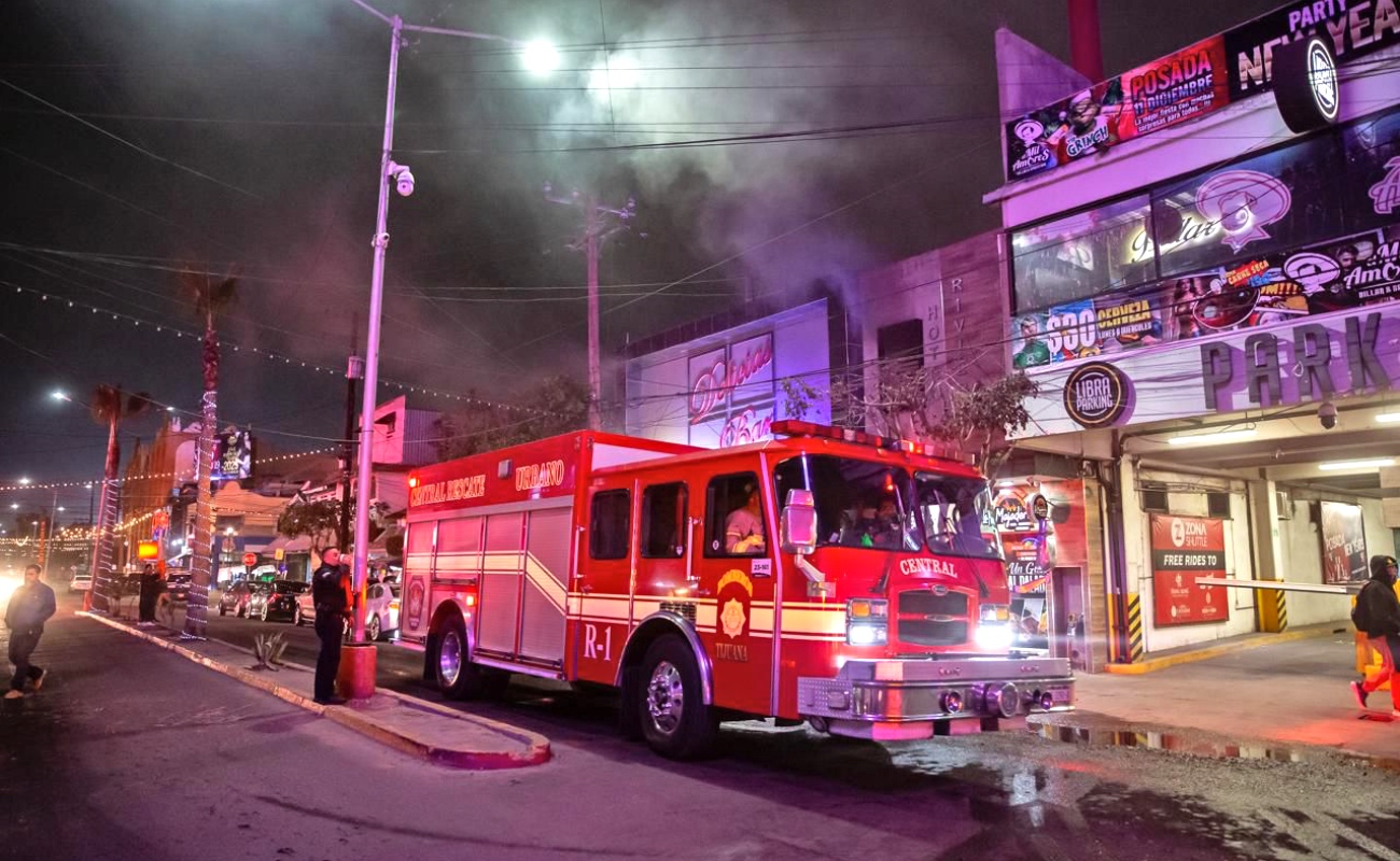 Rescata Bomberos a dos personas atrapadas en incendio de un hotel