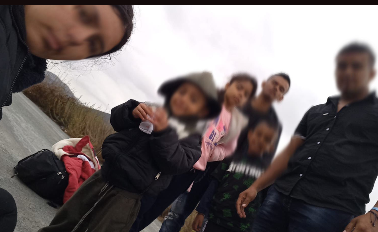 Rescatan a familia de migrantes colombianos extraviados en su cruce indocumentado a EU