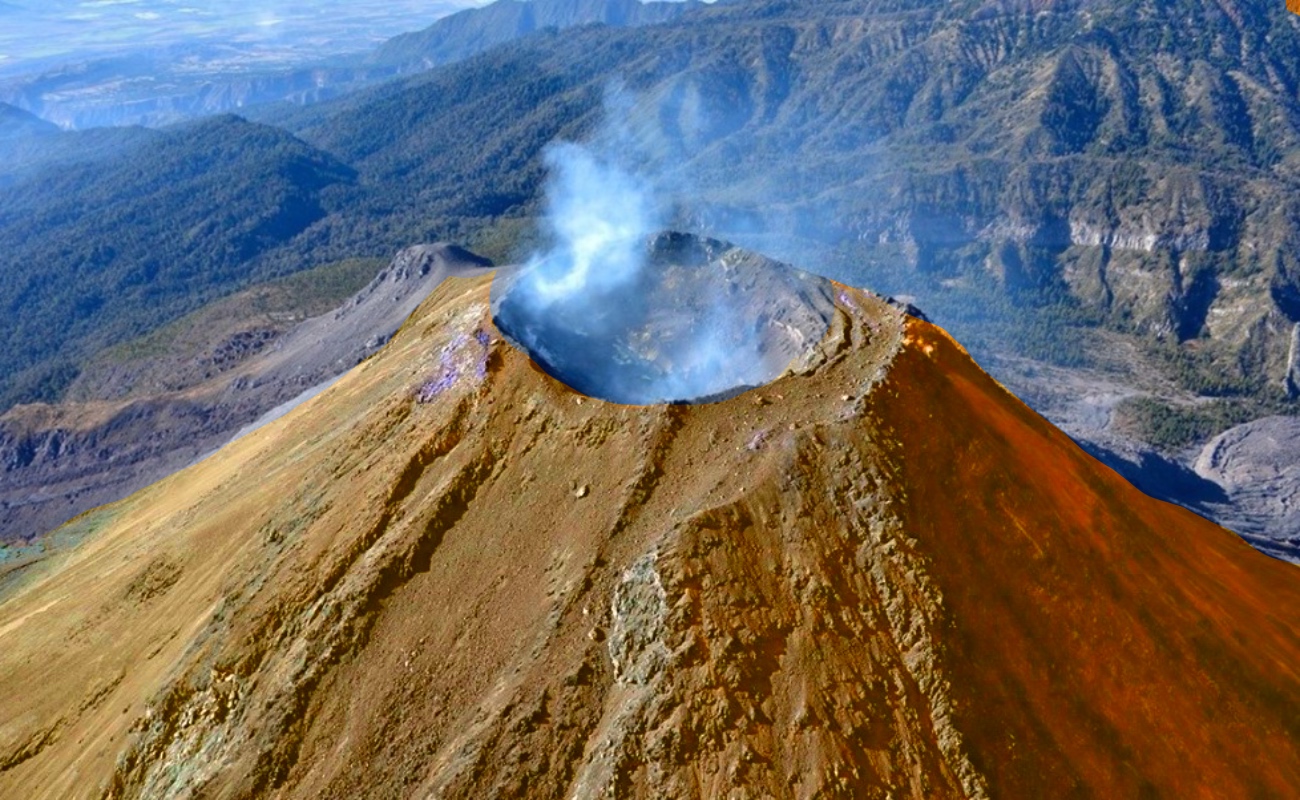 Prevén probable explosión moderada o salida de lava de Volcán Colima