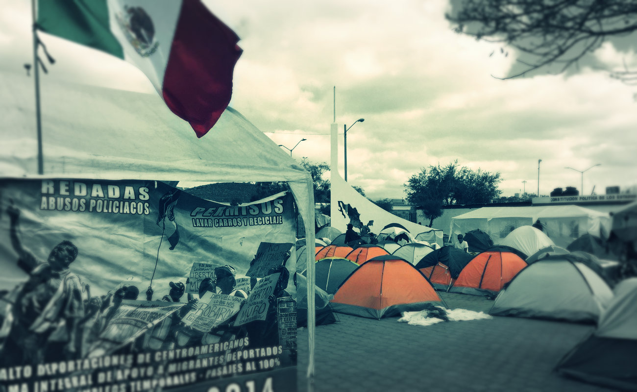 Migrantes mexicanos carecen de sanitarios en su albergue a la intemperie