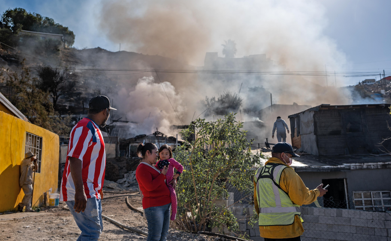 Arrasa incendio con tres viviendas en la colonia Rincón Dorado