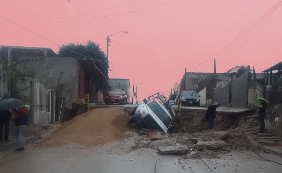 Reporta Tránsito cierre de carriles y choques leves por la lluvia en Tijuana