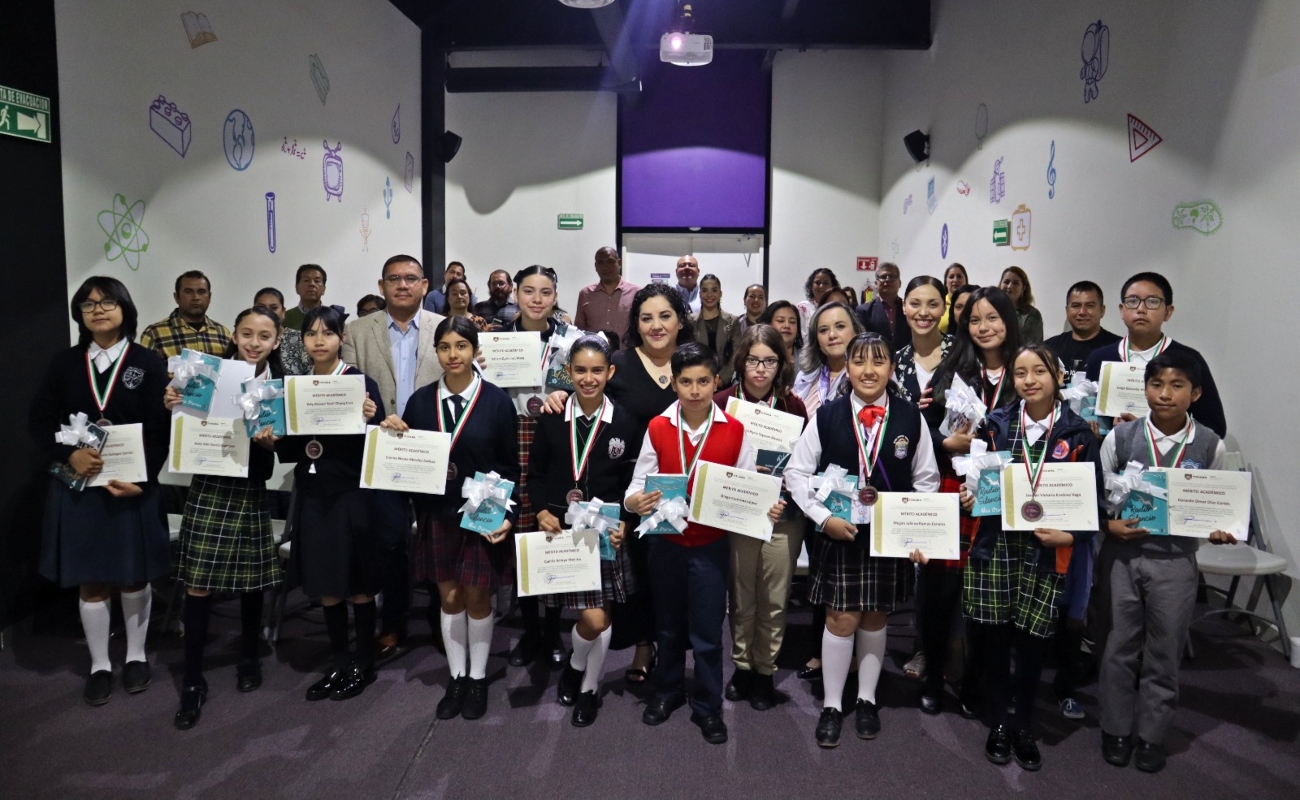 Entregan medallas al mérito académico a estudiantes destacados de escuelas municipales