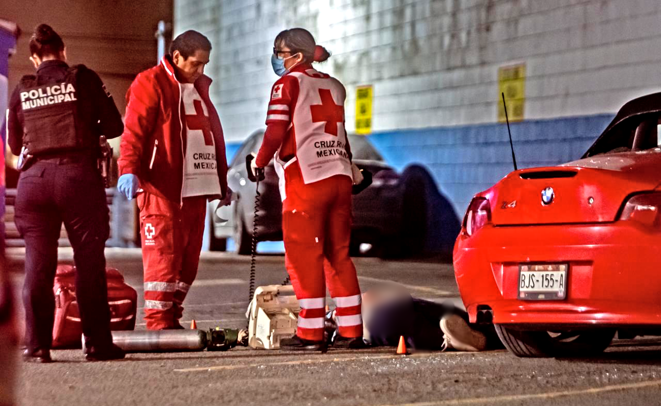 Hombre es ultimado en estacionamiento del “Negro Durazo”; hay dos detenidos
