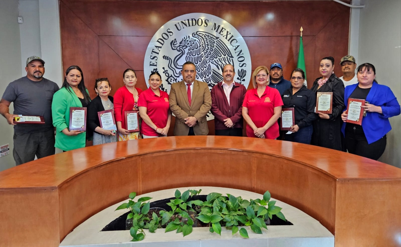 Entregan reconocimientos a burócratas estatales y municipales de San Quintín