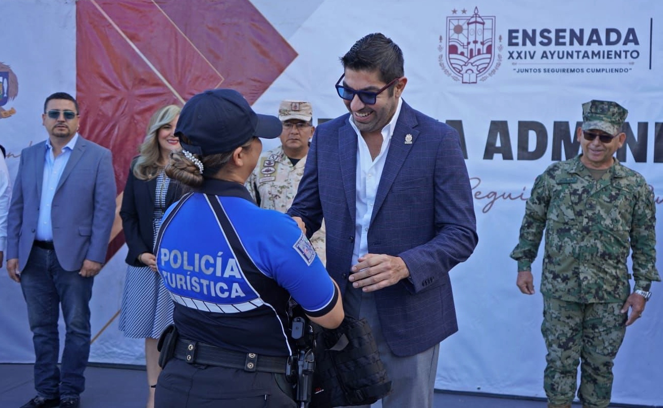 Entrega Armando Ayala 100 chalecos balísticos a policías municipales