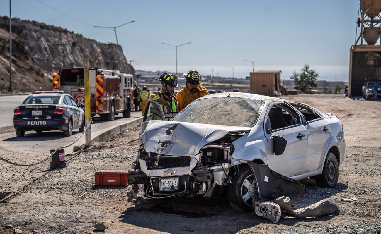 Sufre joven volcadura sobre la carretera libre Tijuana–Rosarito