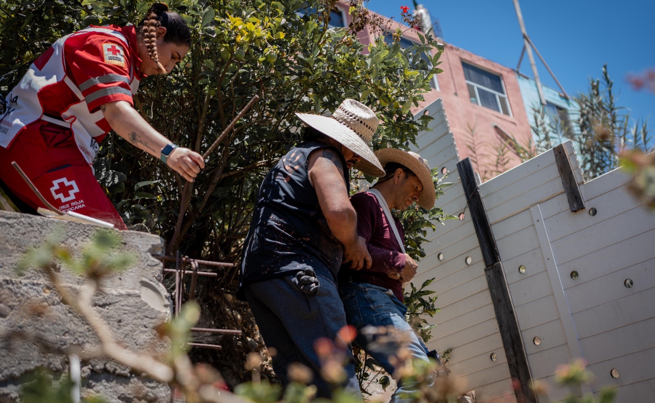 Hombre cae desde un tercer piso de obra en construcción