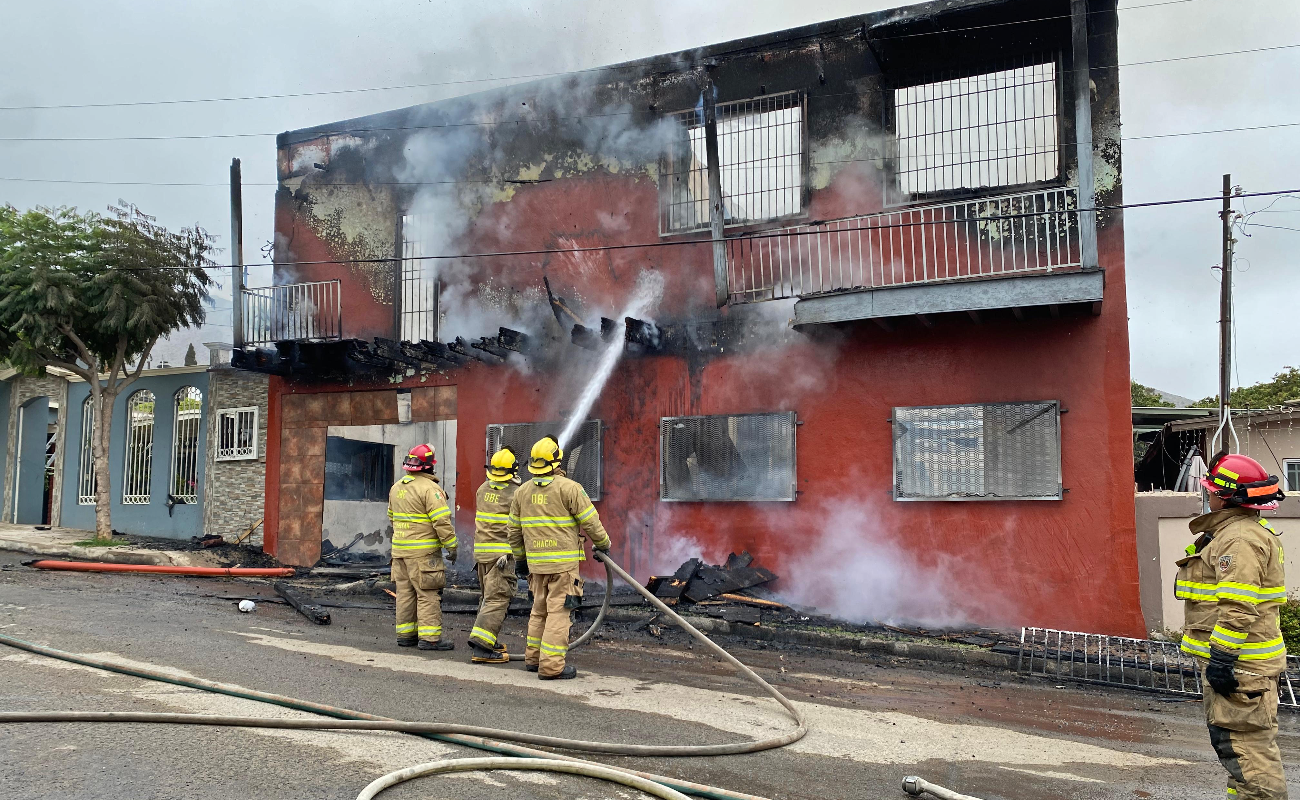 Consume incendio carpintería y causa daños casas colindantes; no hubo lesionados