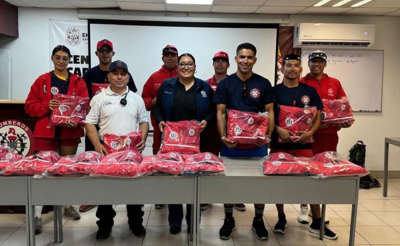 Entrega Gobierno de Ensenada uniformes a salvavidas