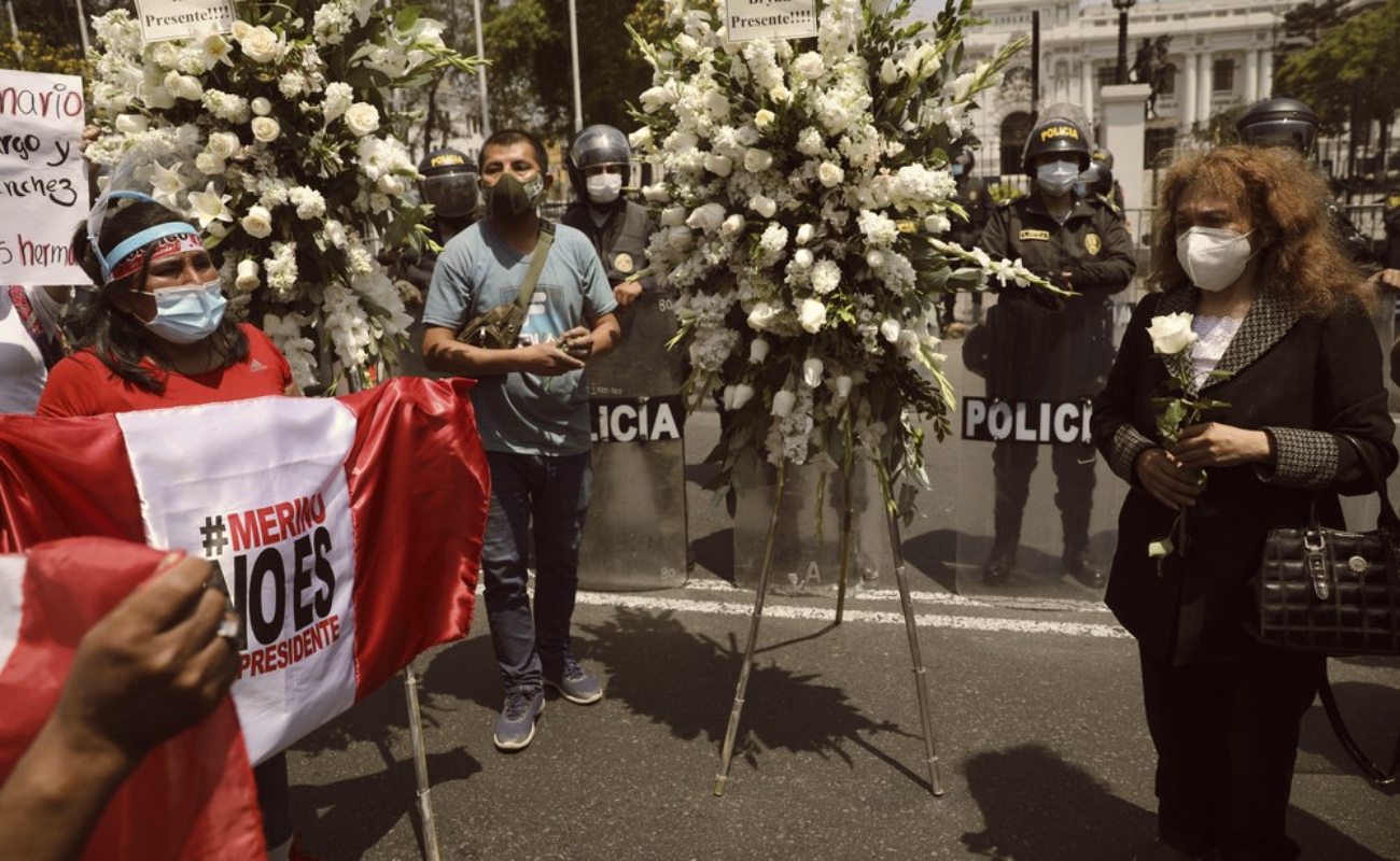 Renuncia presidente interino de Perú tras protestas