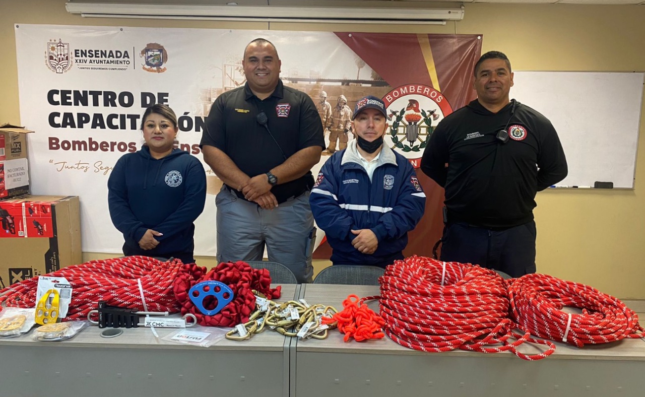 Donan equipo a cuerpo de bomberos de las delegaciones del Valle de Guadalupe