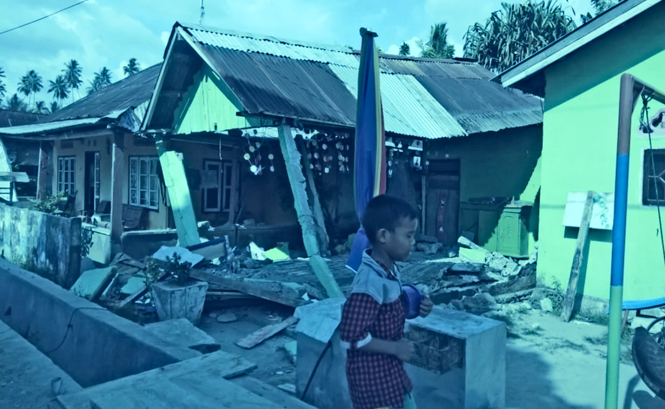 Causaron varias muertes terremoto y tsunami en Indonesia