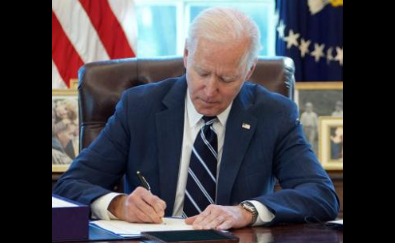 Firma Biden proyecto de ley de financiación provisional para evitar el cierre del gobierno de EU