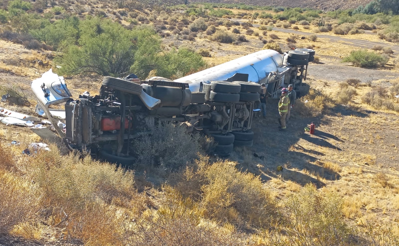 Bomberos de San Quintín Atienden Volcadura de Pipa de Gas en la Carretera Transpeninsular